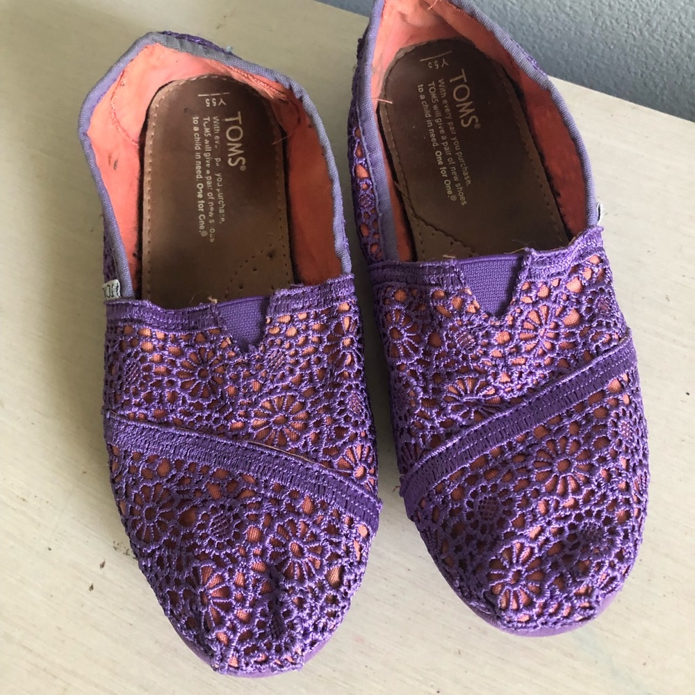 Cute purple crochet Toms